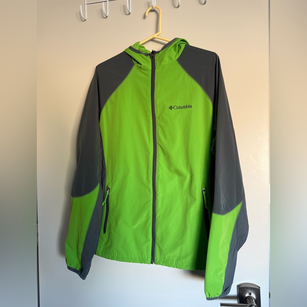 Columbia Green and Gray Windbreaker with Athletic Fit